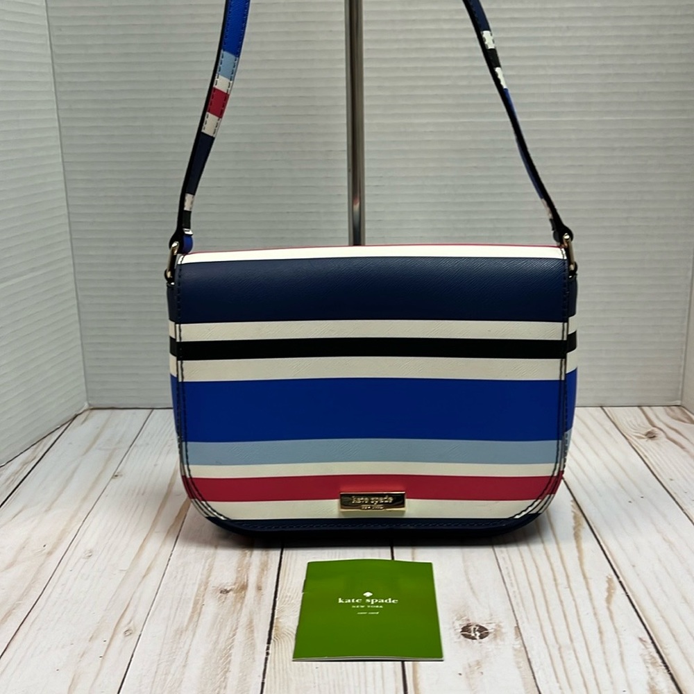 Kate Spade ♠️ striped crossbody bag. Magnetic closure. Adjustable strap. EUC!